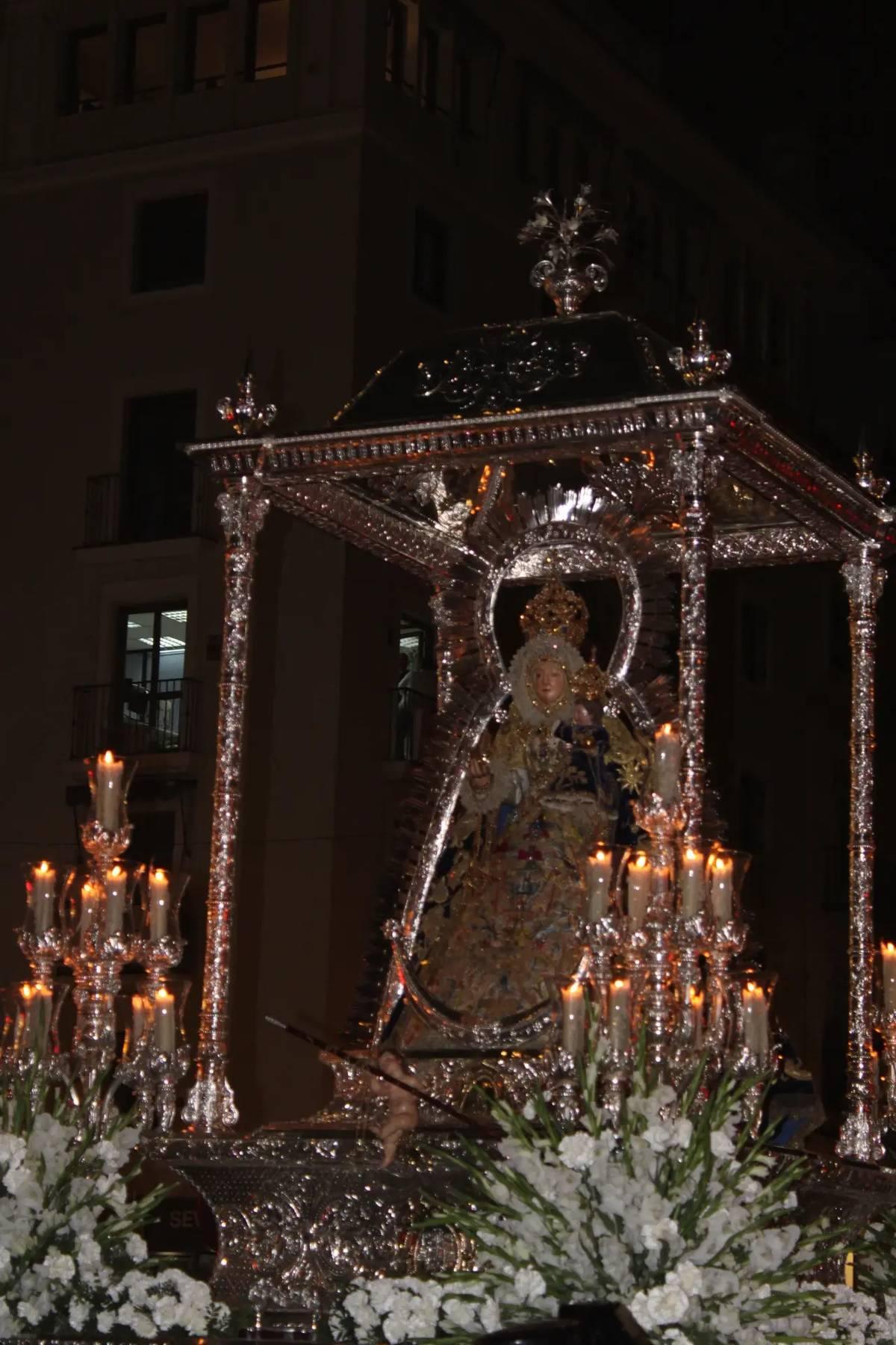 paso de palio Sevilla noche
